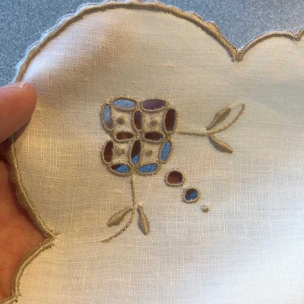 Embroidered Cream Tablecloth and Napkin Set